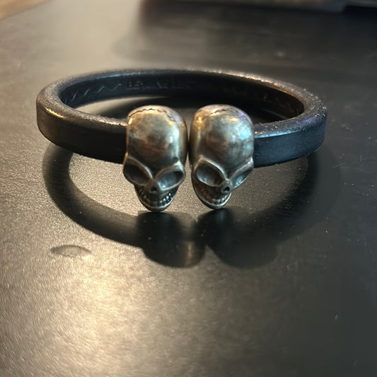 Black leather w/Metal skull bracelet (Men’s large size)